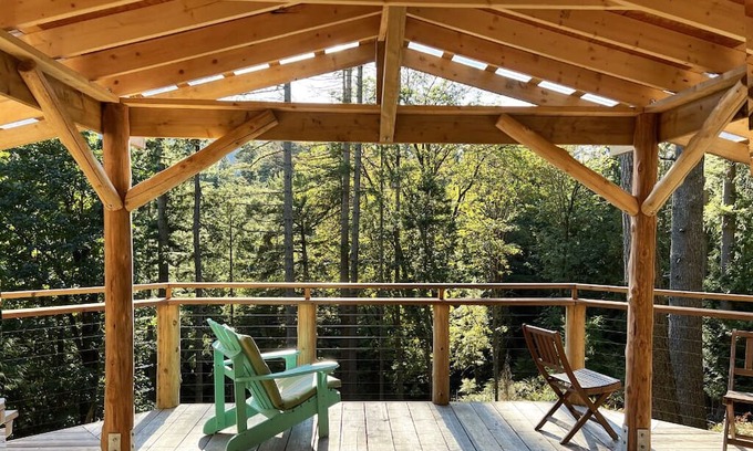 Bowen Island Cabina | Spacious Cedar Cottage on Tranquil Retreat Centre. 38-Acres of Lush Rainforest