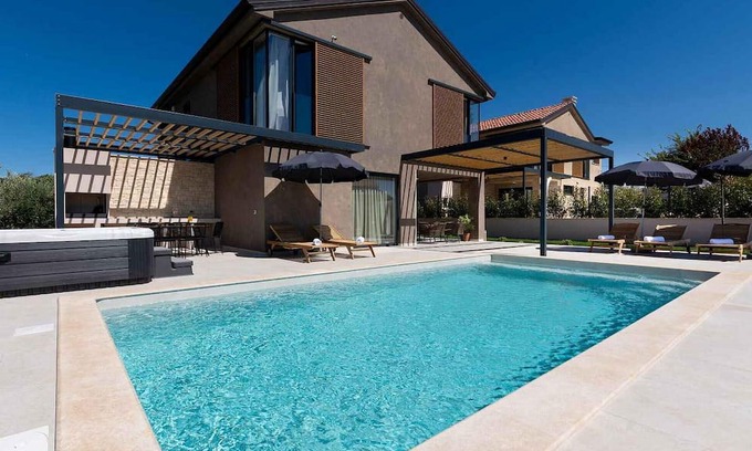Kadumi Casa | Villa Albona, modern villa for 4 people with heated pool, whirlpool and sauna only 5.5 km from Porec