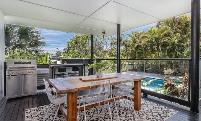 Pottsville Apartamento | Escape to your own tropical oasis with this stunning retreat-style home boasting 4 large bedrooms, all with fans and robes, and 3 bathrooms.
