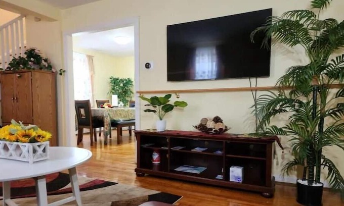 Middletown Casa | Comfortable Yellow House