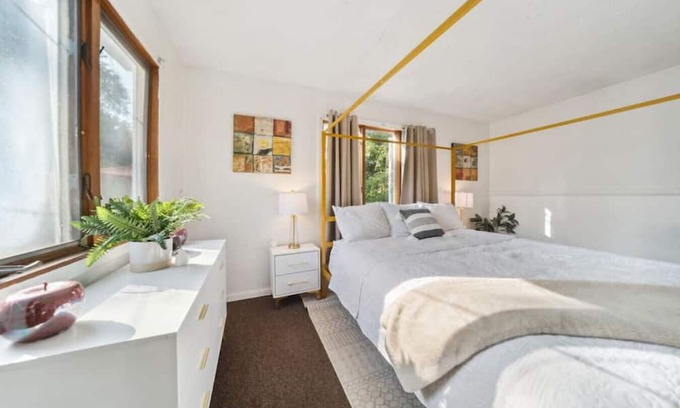 Euclid Casa | Serene 3 bedroom 1 bath house