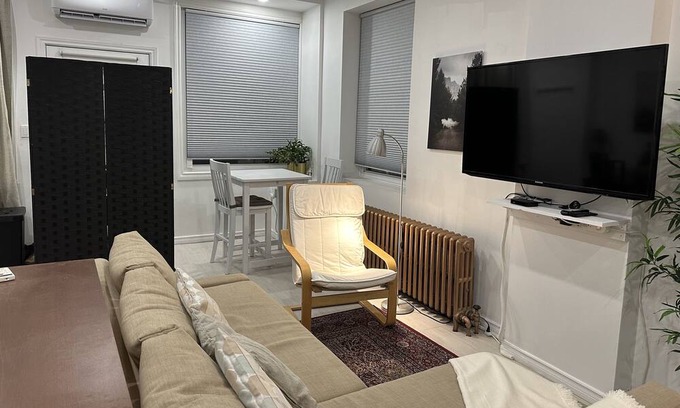 New Toronto Apartamento | 5-Minute walk to the lake, cozy and spacious studio for two!