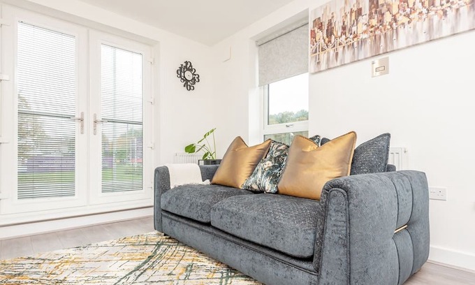 Chapeltown Casa | Pass the Keys | Modern Haven with Juliet Balcony