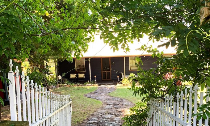 Tomerong Casa | Gracie’s Heritage Cottage - Family and Pet Friendly - Jervis Bay Area