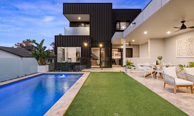 Albury Casa | Luxurious urban oasis with pool in Central Albury