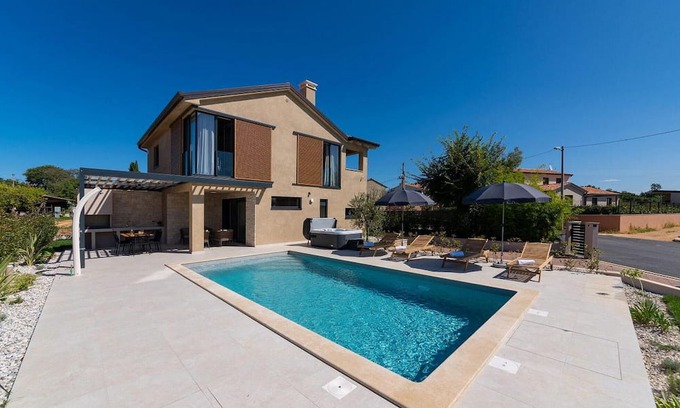 Kadumi Casa | Villa Vallis, modern villa for 4 people with heated pool, whirlpool and sauna only 5.5 km from Porec
