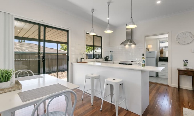 Seacombe Gardens Casa | Shop and Sea in Sturt!