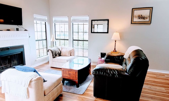 Daphne Casa | Remodeled Daphne townhome, close to I-10!