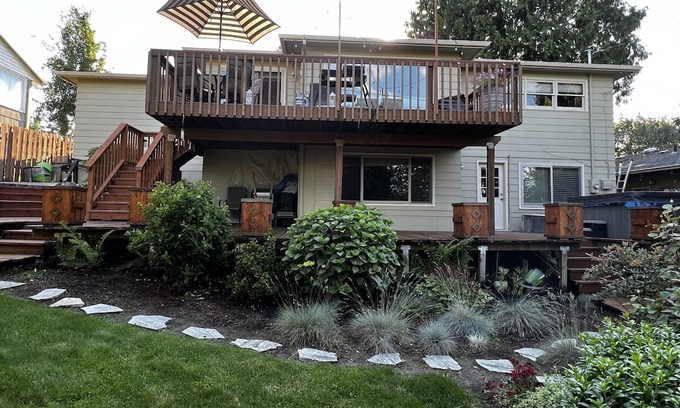 Milwaukie Casa | Milwaukie home, walking distance to downtown Milwaukie and MAX train.