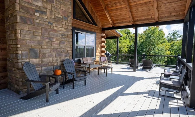 New Plymouth Casa | Serenity Ridge Scenic Luxury Log Estate Getaway