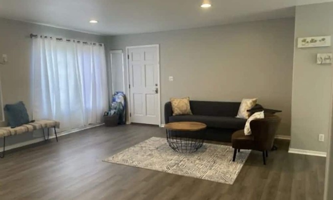 Pacific Heights Casa | Modern Cozy 2b/1b Island Home away from Home../ Free Parking