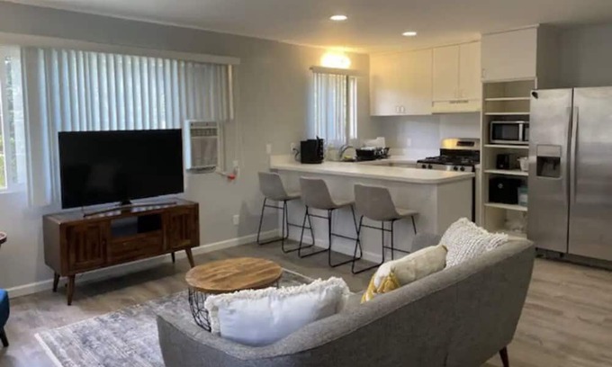 Pacific Heights Casa | Central Spacious Island Getaway 2b1b/Free Parking