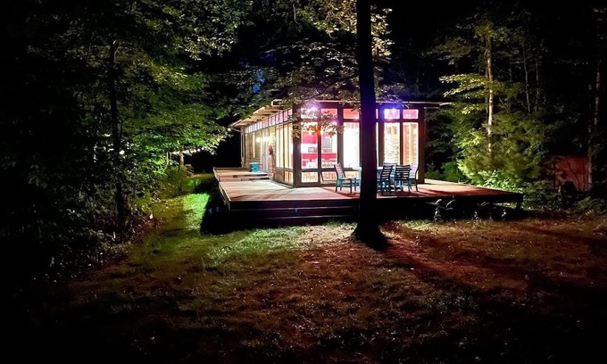 Markville Cabina | Mid-Century Modern Cabin-Relax and unwind in this beautiful escape on the lake