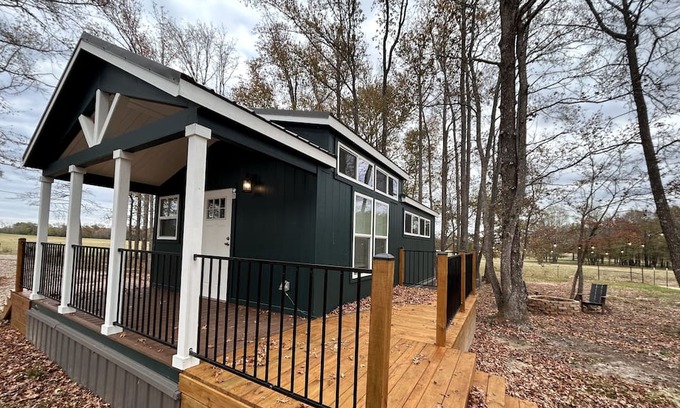 Athens Cabina | Tiny home nestled in the woods