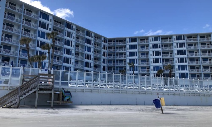 New Smyrna Beach Complejo | 2 Bedroom Oceanview Suite overlooking the Atlantic ocean with white sandy beach