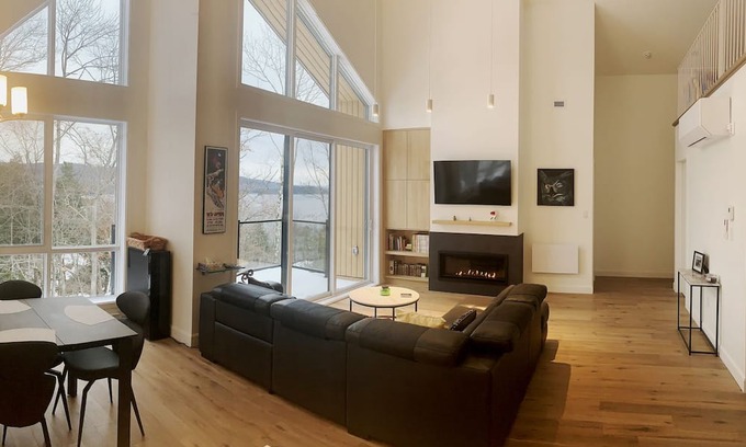 Owl's Head Ski Resort Condominio | Ski-In/Ski-Out. Owl's Head New Penthouse - View on Mountain & Lake
