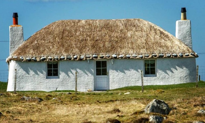 Homore Cabaña | Traditional Thatched Cottage in the heart of South Uist. Pet friendly!