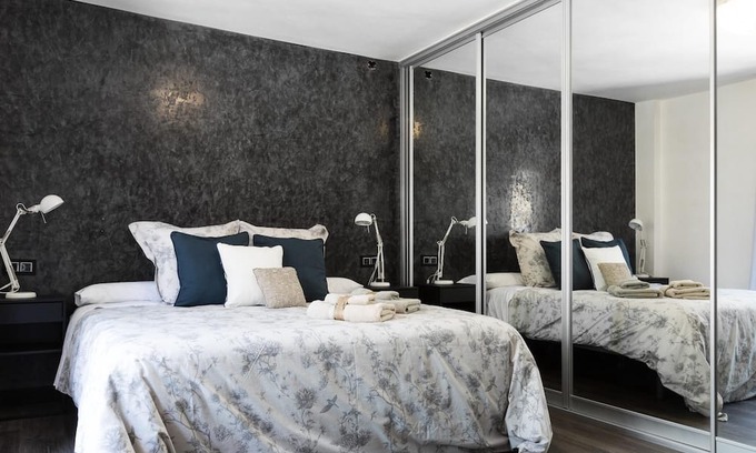 La Goleta Apartamento | Central apartment with patio and parking