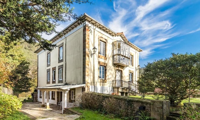 Medio Cudeyo Apartamento | Elegant flat in a stunning setting