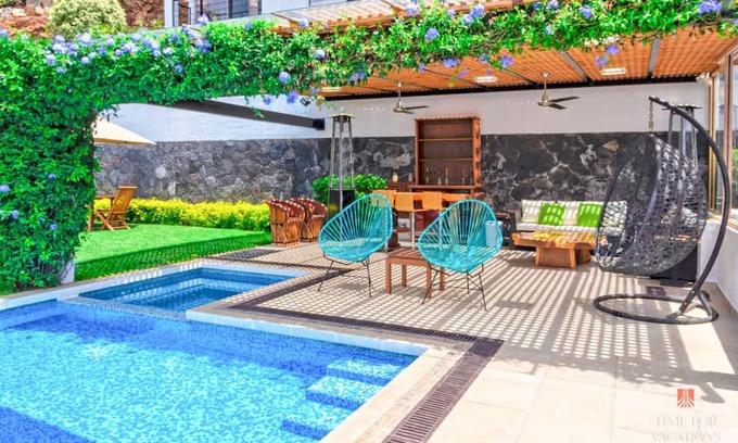 El Santuario Casa | NEW Lakeview Heated Pool & Whirlpool Trampoline