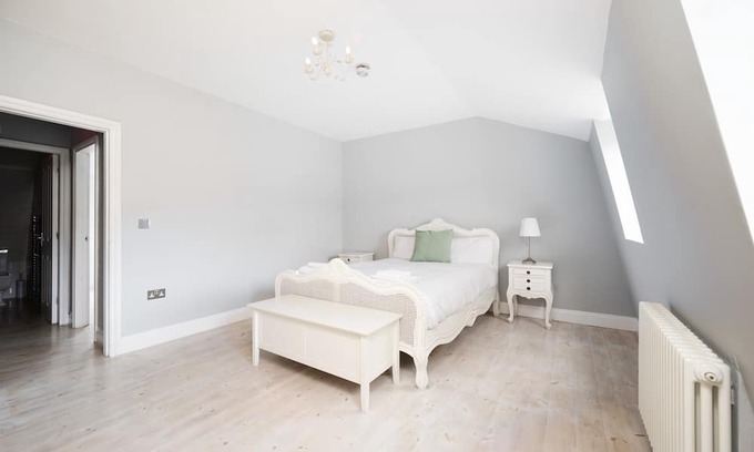 Camberwell Green Apartamento | Chic 2BR London home where comfort meets style