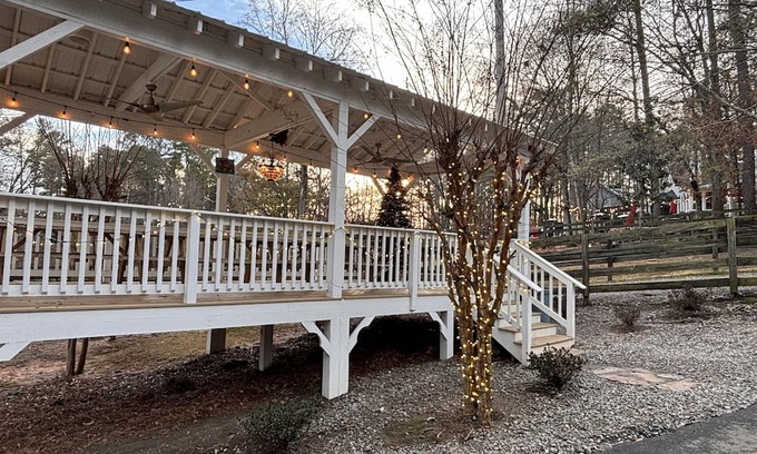 Cumming Casa | Modern elegance in midst of nature, shopping and entertainment