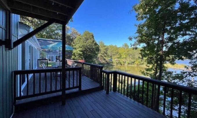 Mount Holly Casa | Newly Renovated Modern 2BR Waterfront Cottage with Dock