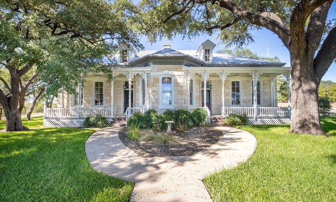 Lampasas Casa | Restored historical home and guest cottage