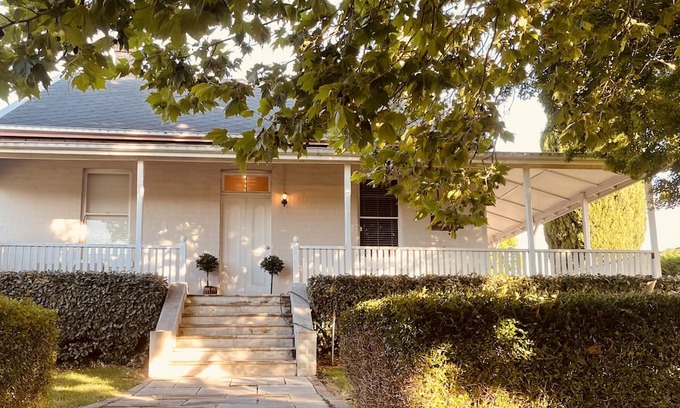 Glen Innes Casa | Beautiful, spacious 1870s house in centre of town.