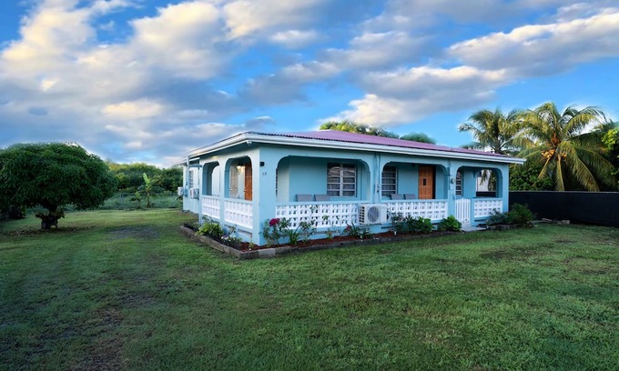 Estate Upper Love Casa | Gorgeous Newly Renovated Home Centrally Located, Minutes From Shopping & Beaches