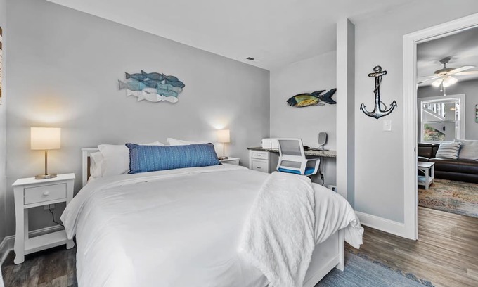Colington Apartamento | Cozy beach get away situated between the ocean and sound. Pet friendly!
