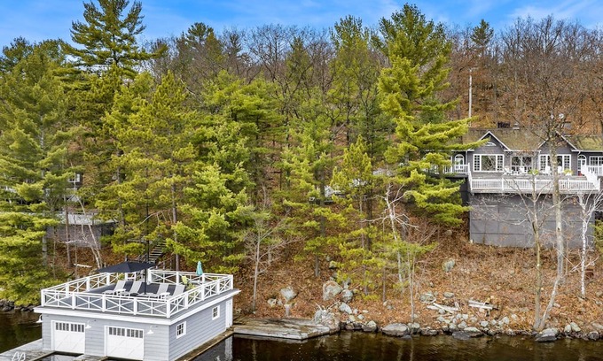Muskoka Lakes Cabaña | 5 bed 4 bath cottage on Lake Muskoka, Southwest exposure! 2 slip boathouse!