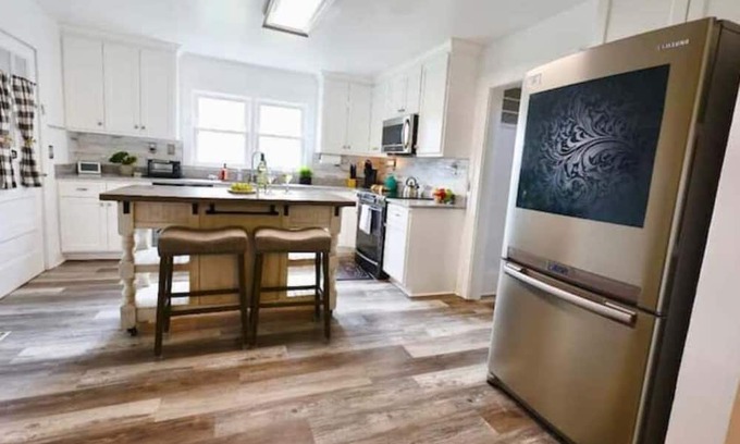 Northwest Casa | The Gathering! 6BR Home by Town Center w/ King Bed