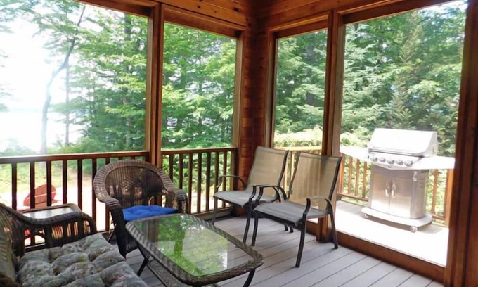 Raymond Cabaña | Light and bright 1-bedroom home on Raymond Pond. Pet-friendly!