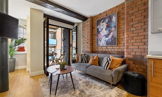 St George's Quarter Apartamento | Host & Stay | Queen Square Apartment