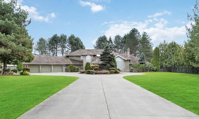 Richmond Casa | Spacious bachelor suite with private bathroom in tranquility area