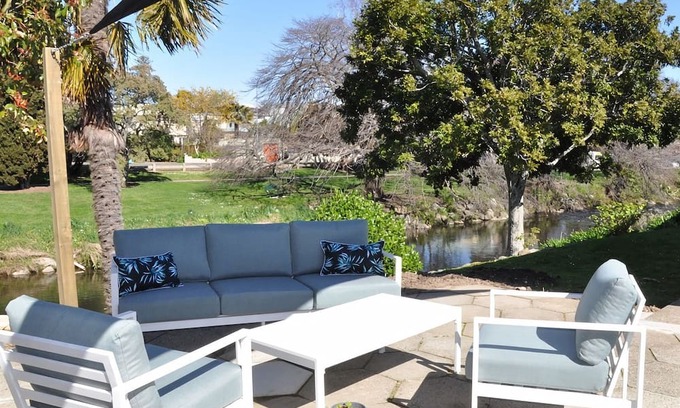 Nelson Casa | Sunny Riverside Retreat