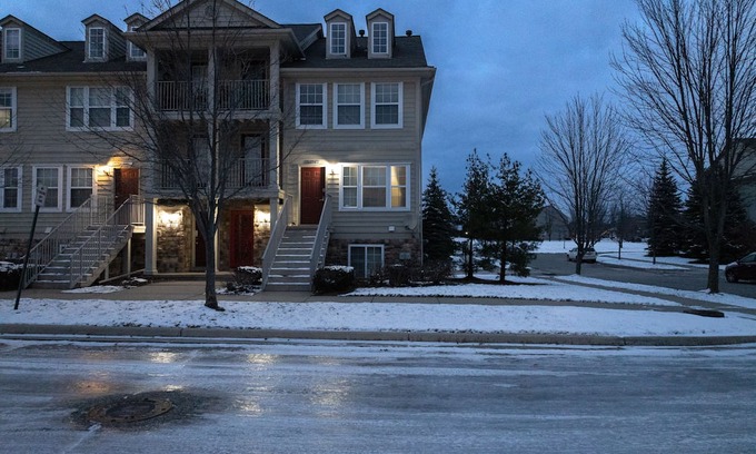 Pontiac Condominio | Modern Gem: Garage, Laundry, Home Comforts Await in Stylish Condo Retreat.