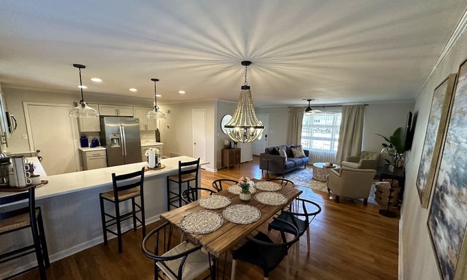 Northeast Raleigh Casa | Luxurious-Stylish Modern Home Close to Downtown Raleigh!