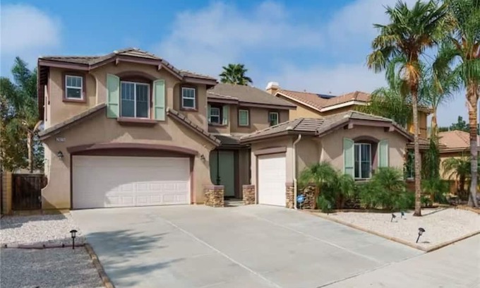Menifee Casa | Luxury 6-Bedroom Oasis w 3-Car Garage, Spacious Yard close to Everything