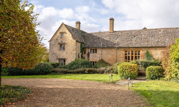 Stanton Cabaña | Foxholme Manor - Spacious manor with swimming pool and tennis court