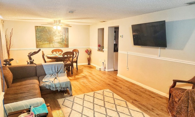 Zephyrhills Casa | Single family home in Zephyrhills. Semi-furnished.
