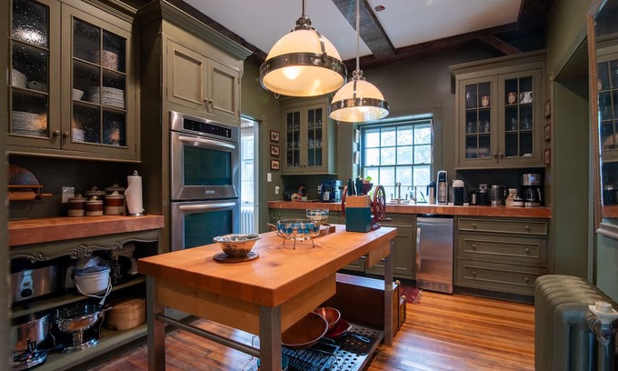 Berryville Casa | Caryswood: Historic Gem in VA