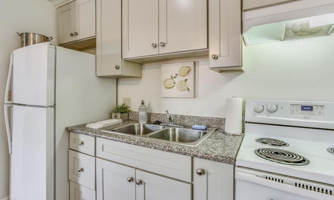 Raisin Apartamento | Sunlit Fresno Apartment: 4 Mi to Old Town Clovis!