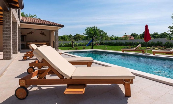 Topid Casa | Villa Mercedes is a nice newly built holiday home with swimming pool near Labin.