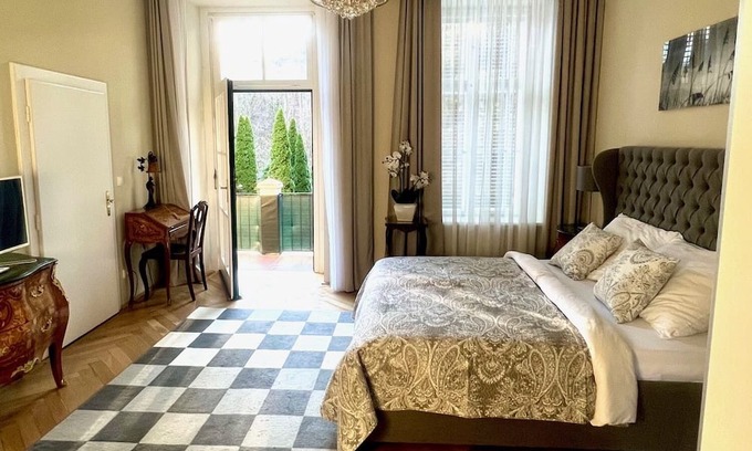 Baden Apartamento | Holiday Apartment "Schickes Baden Bei Wien" with Shared Garden & Wi-Fi