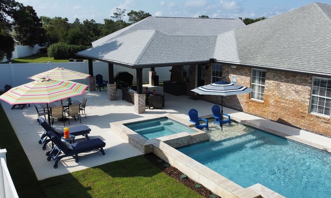 Fort Walton Beach - Destin Casa | Pet Friendly, Outdoor Living, Heatable Pool & Spa, Walk To Beach