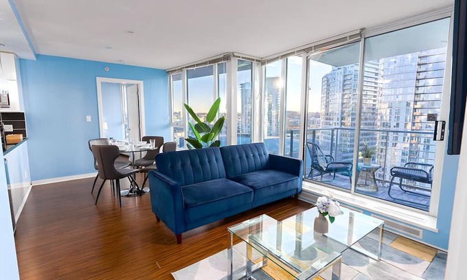 Crosstown Condominio | Tranquil: Sauna, Pool, Hot Tub & Free Parking