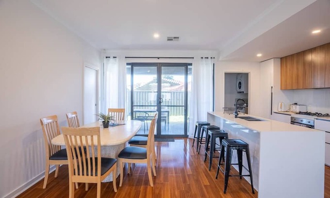 Blair Athol Casa | Contemporary Family Home 15 Mins from City and Beach
