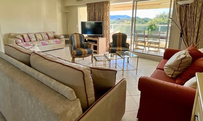Mandelieu-La-Napoule Apartamento | Lovely spacious nest with pool